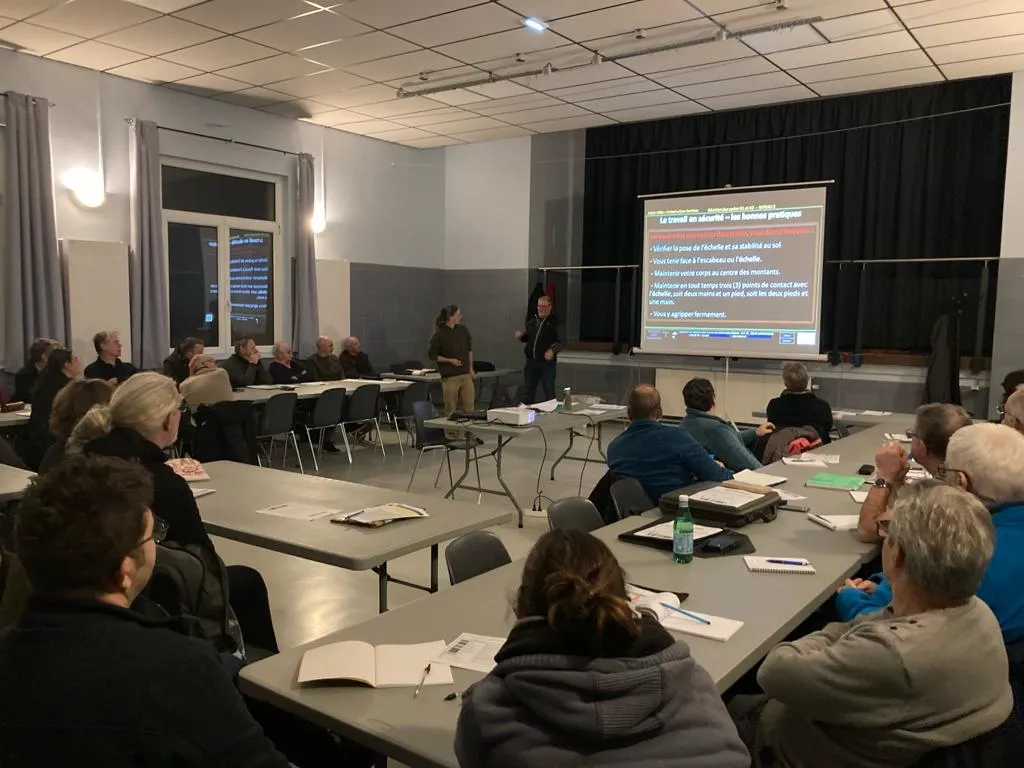 Une séance de formation théorique avec les membres de l’association