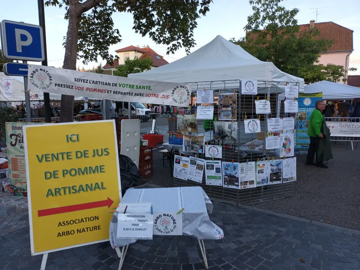 Les bénévoles réunis autour du stand d’Arbo Nature