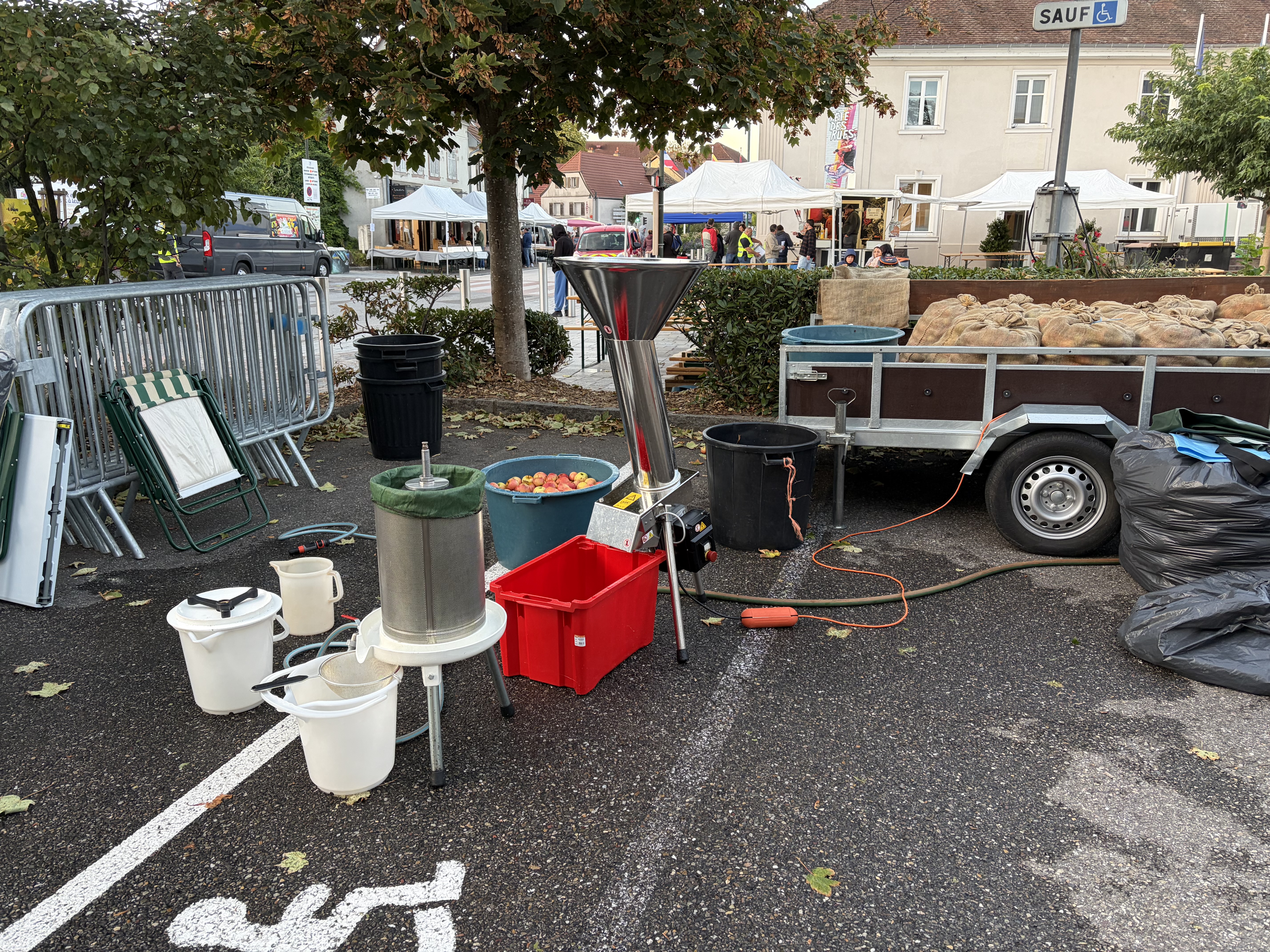 Les pommes et le matériel de pressage pour la préparation du jus à la Fête des Rues